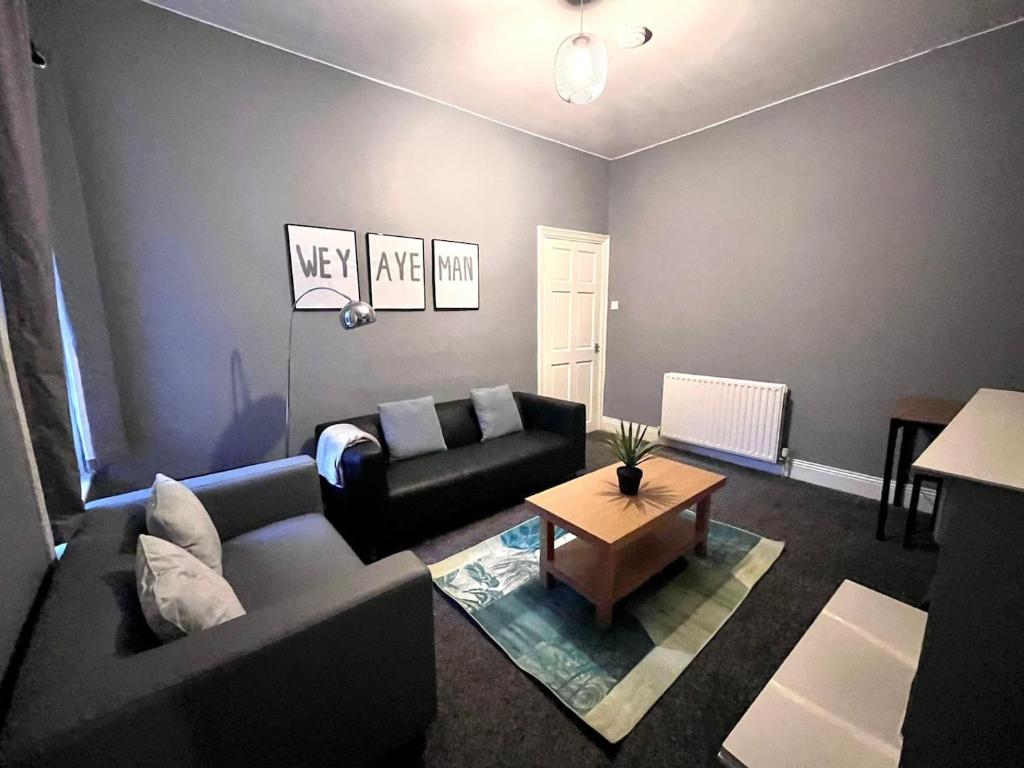 Χώρος καθιστικού στο 2 Bedroom Home With Free Parking