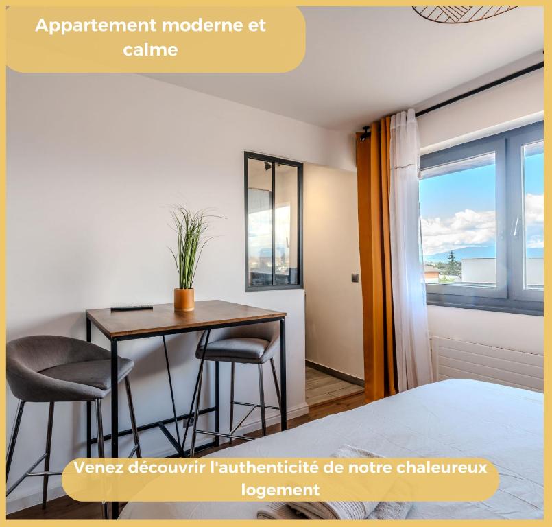 une chambre avec une table, des chaises et un lit dans l'établissement Chez Norah I Annemasse, à Annemasse