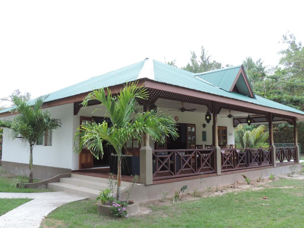 a house with a green roof at Paodise Guesthouse in La Digue
