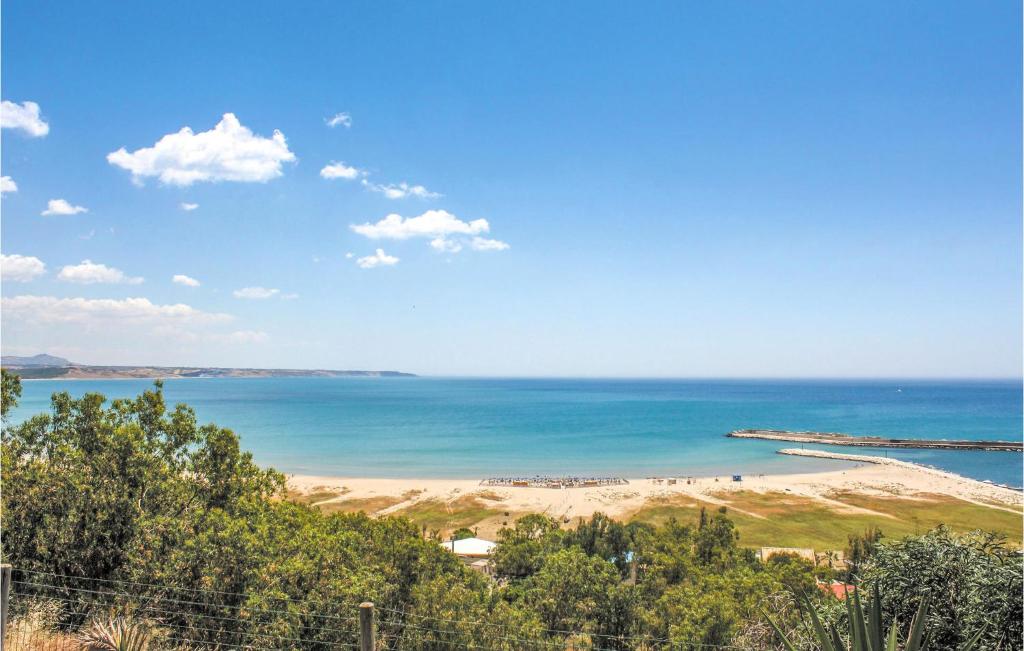 widok na plażę z oceanem w obiekcie Beautiful Home In Scicli With Kitchen w mieście Scicli