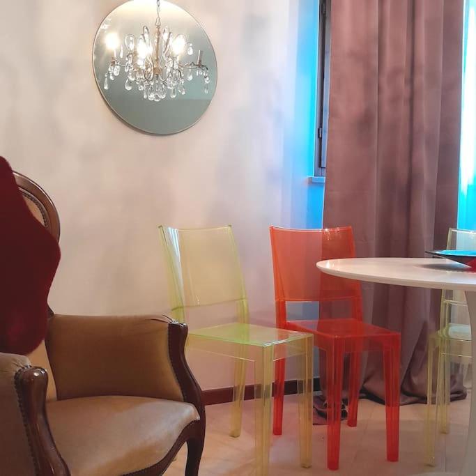 明乔河畔的瓦雷奇奥Casa Magnolia的一间有桌椅和枝形吊灯的餐厅