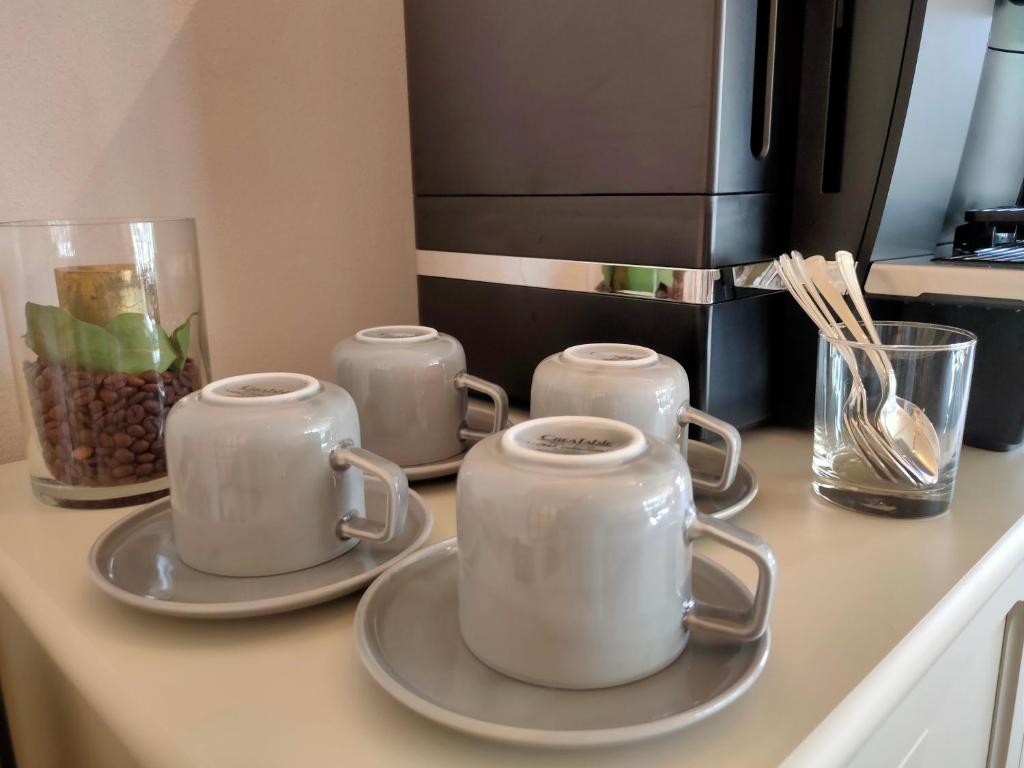 Příslušenství pro přípravu čaje a kávy v ubytování das herzstück - Schaubrennerei, Hausbrauerei & Apartments