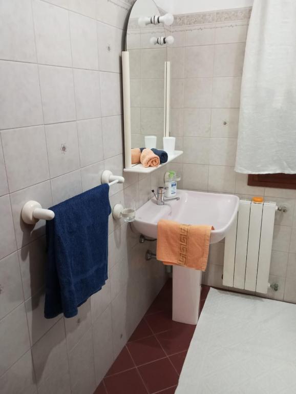A bathroom at da campione