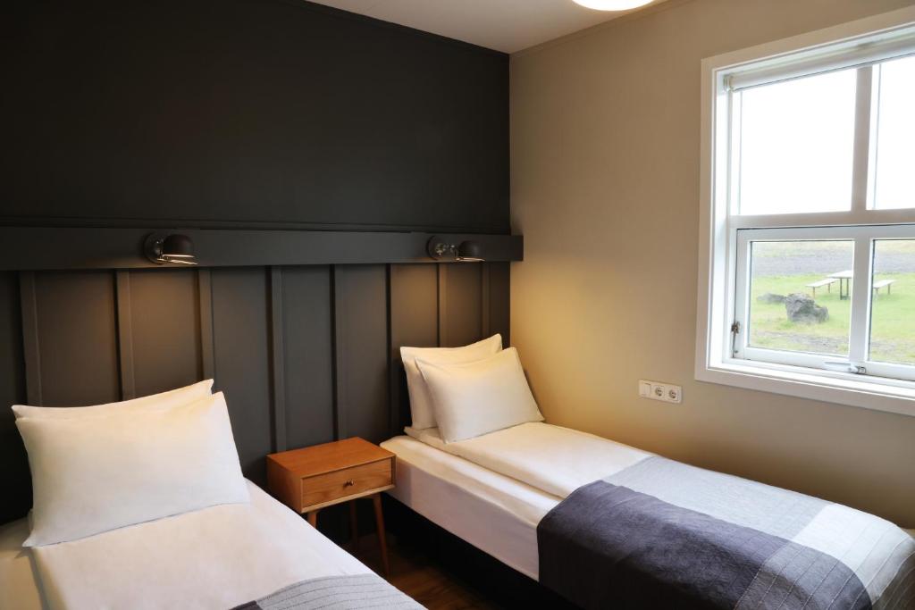 Uma cama ou camas num quarto em Fosshotel Hellnar