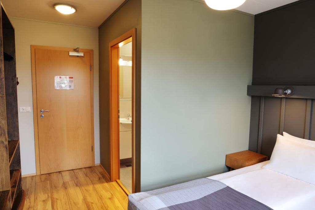 Uma cama ou camas num quarto em Fosshotel Hellnar