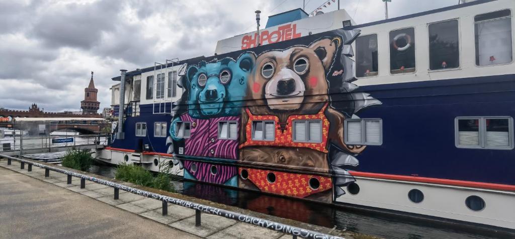 ベルリンにあるShipotel-Berlin GmbH, Shipotel Eastern & Shipotel Westernの舟の横猿絵