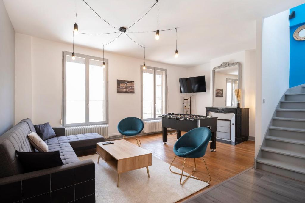 un salon avec un canapé et une table dans l'établissement Le Havre Nancéien, à Nancy