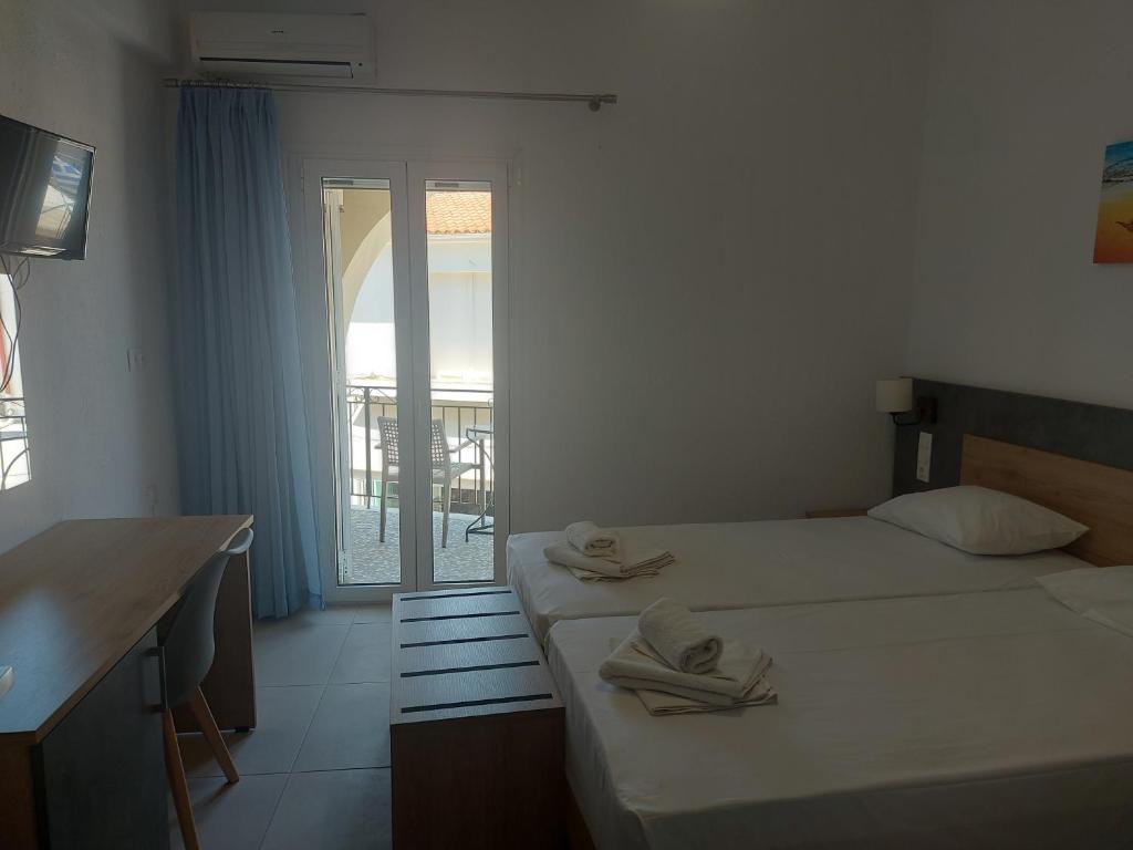 Postel nebo postele na pokoji v ubytování Karafelas Hotel