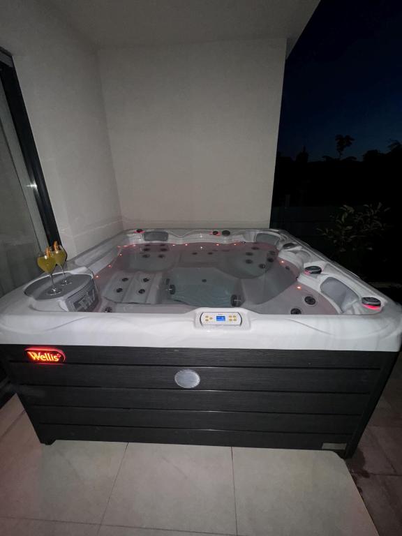 New luxury air-conditioned apartment, with jacuzzi, free parking and gardens