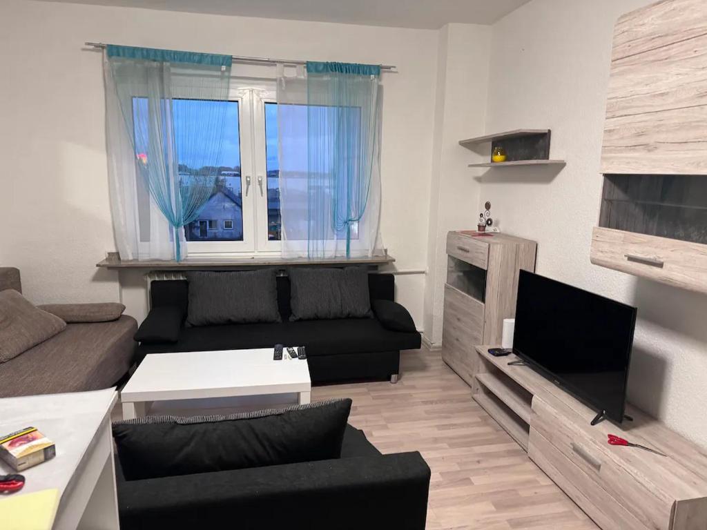 TV a/nebo společenská místnost v ubytování Komplett neu eingerichtet