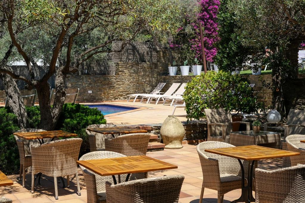 Bazén v ubytovaní Hotel Blaumar Cadaqués by Fimedhotels alebo v jeho blízkosti