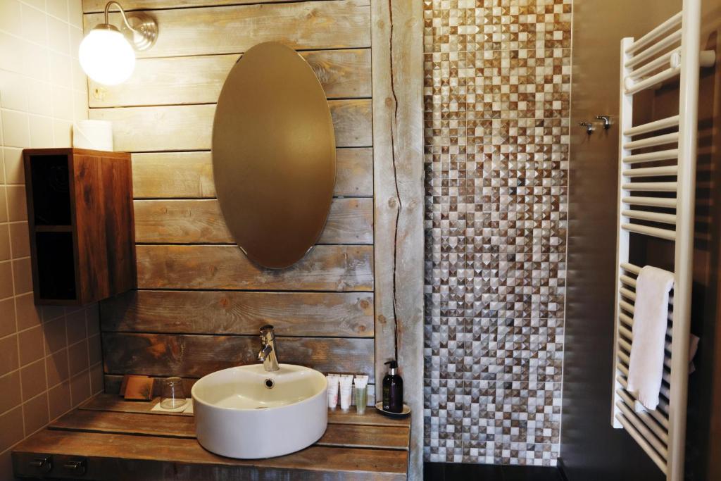 Uma casa de banho em Fosshotel Hellnar