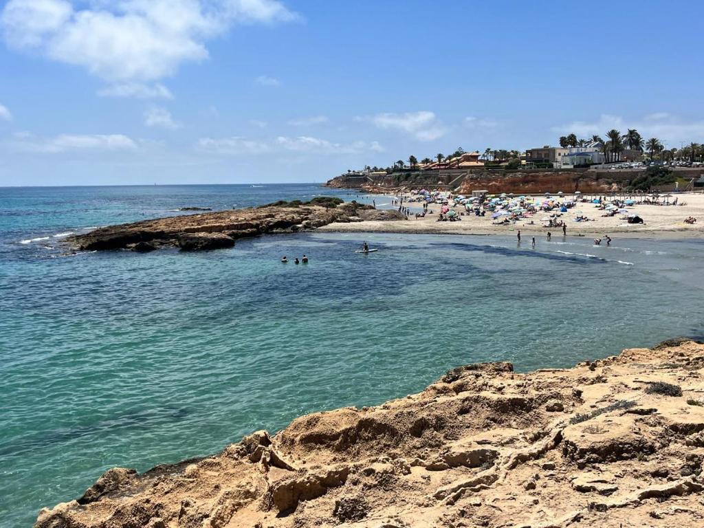 een groep mensen in het water op een strand bij La Zenia12 in Orihuela