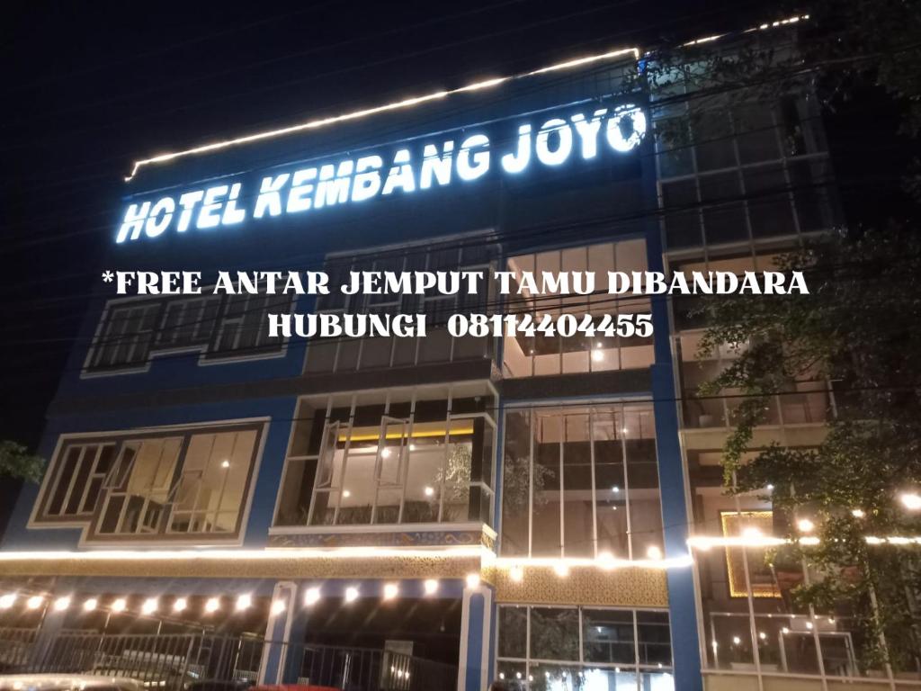 帕卢Hotel Kembang Joyo的侧面有标志的建筑物