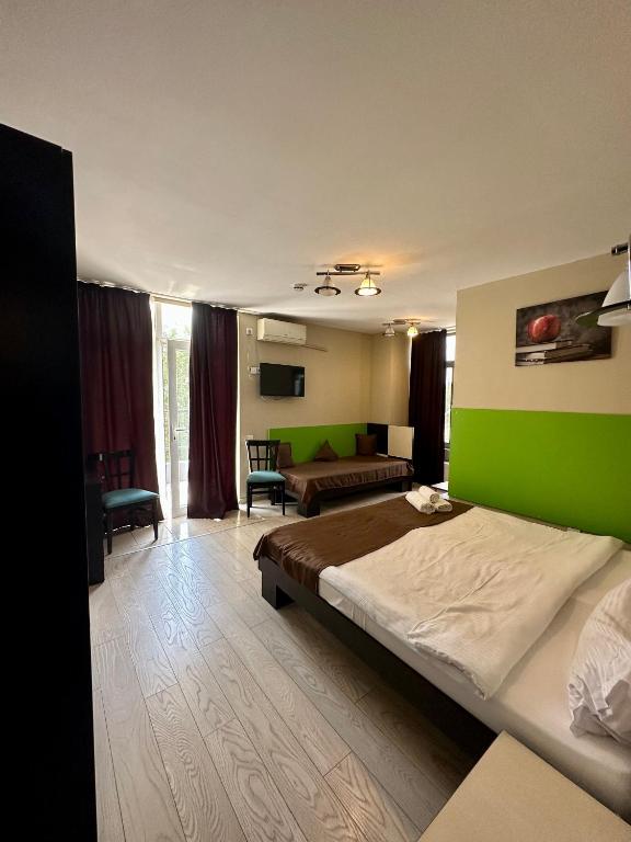 Lion's Hotel - Twin Room With Balcony