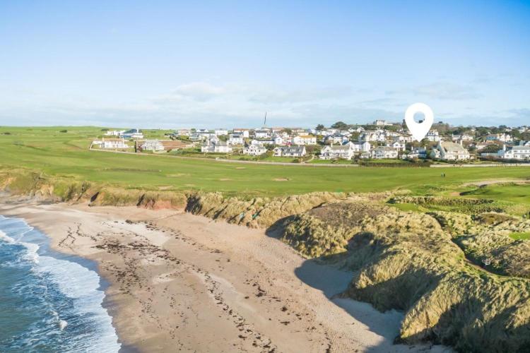 - un vol en montgolfière au-dessus de la plage dans l'établissement Beachside, Luxury Cottage, Devon, à Thurlestone