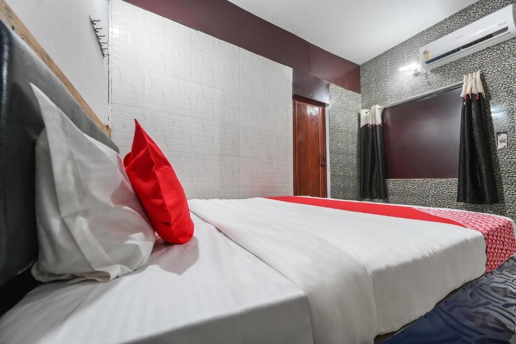 Postel nebo postele na pokoji v ubytování Hotel O ARES RESIDENCY