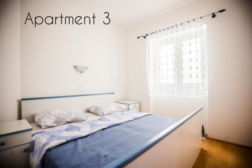 Posteľ alebo postele v izbe v ubytovaní Apartment in Lopar with balcony, air conditioning, W-LAN, washing machine (186-3)