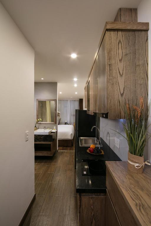 Superior King Studio with Window, Bathtub and Kitchen