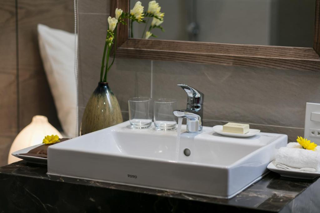 Superior King Studio with Window, Bathtub and Kitchen