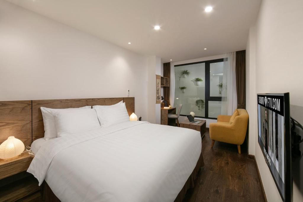 Superior King Studio with Window, Bathtub and Kitchen