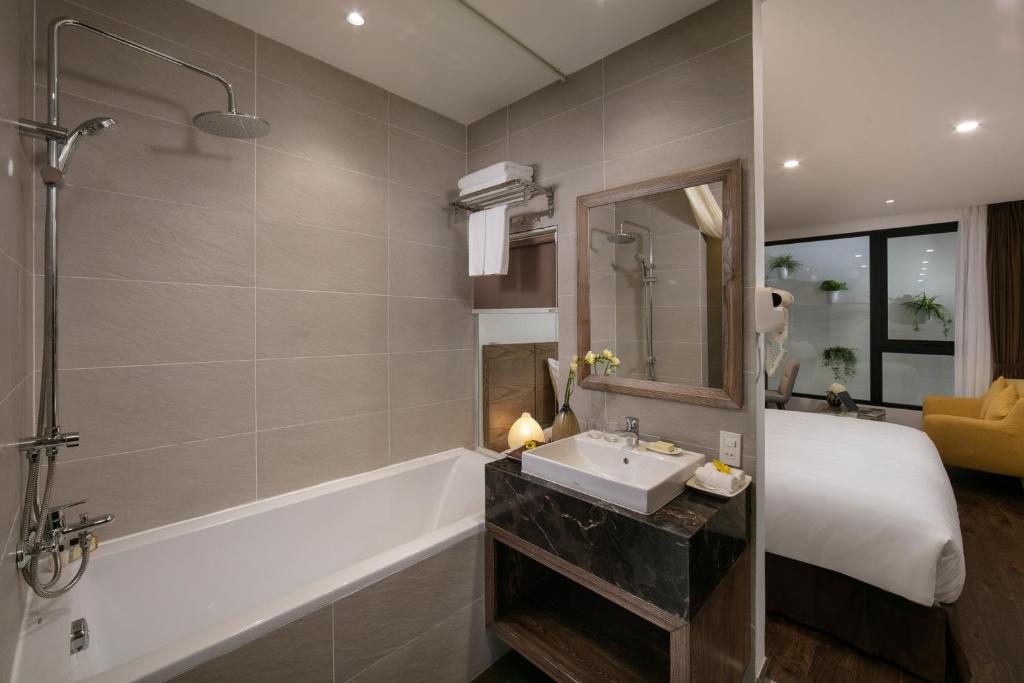 Superior King Studio with Window, Bathtub and Kitchen