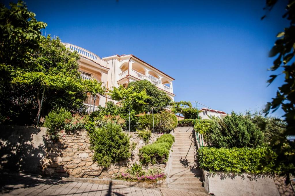 ロパールにあるApartment in Lopar with sea view, terrace, Wi-Fi, washing machine (186-2)の石段の家