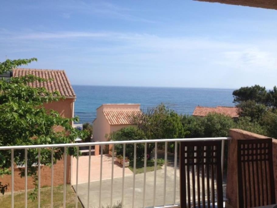 un balcon avec vue sur l'océan dans l'établissement Appartement T3 Vue mer, à Conca