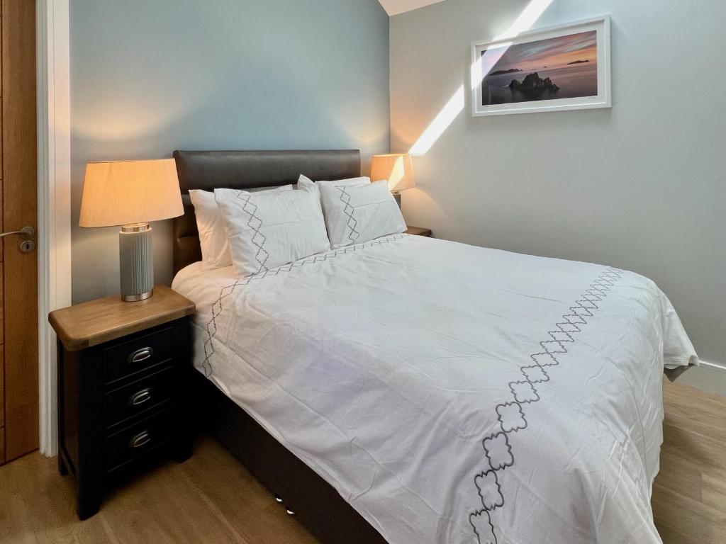 Tempat tidur dalam kamar di The Swallow's Nest