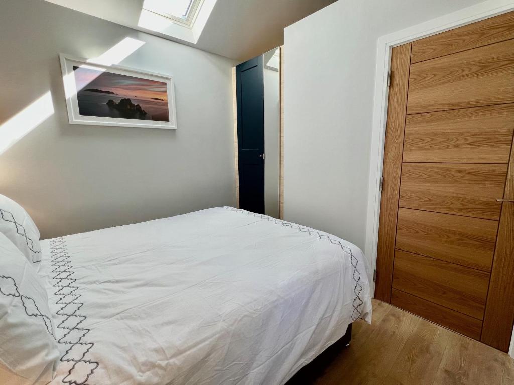 Tempat tidur dalam kamar di The Swallow's Nest