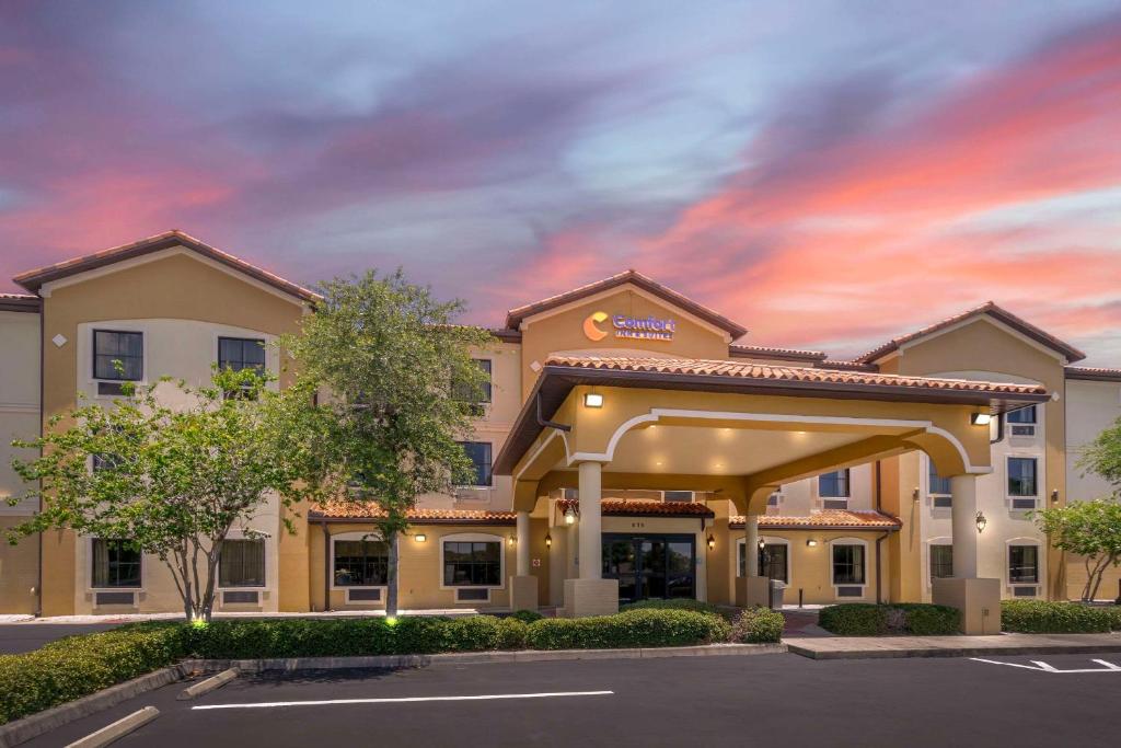 Comfort Inn & Suites Northeast - Gateway photo