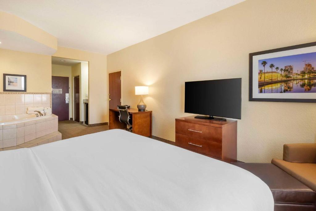 Comfort Inn & Suites Northeast - Gateway photo
