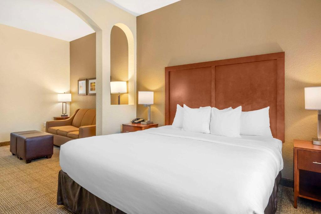 Comfort Inn & Suites Northeast - Gateway photo