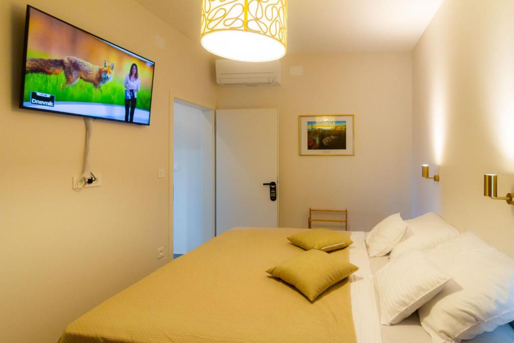 Postel nebo postele na pokoji v ubytování Blue Arb Apartment Rab