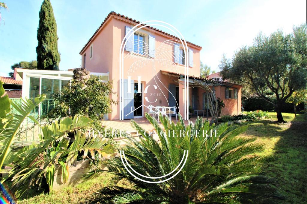 une maison rose avec un jardin devant elle dans l'établissement La Quiétude Villa T4 CLiM WiFi PK Plage Almanarre By HC, à Hyères