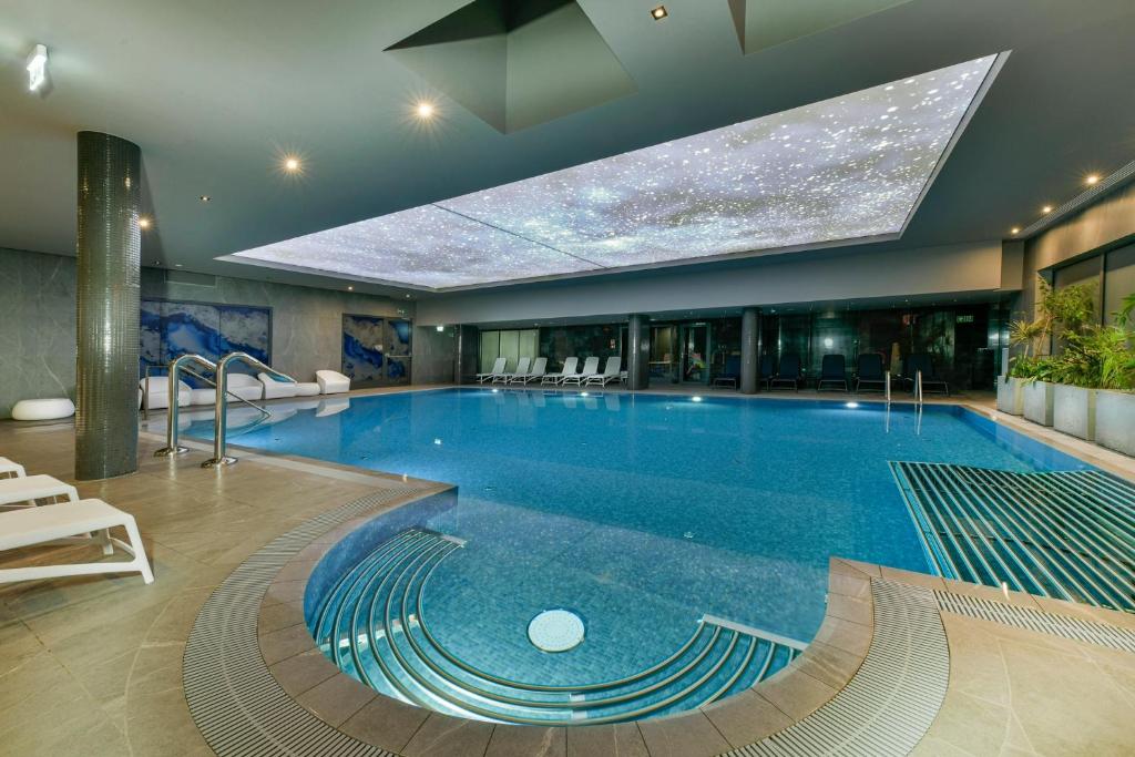 Bazén v ubytovaní FACTORY RESORT wellness & spa alebo v jeho blízkosti