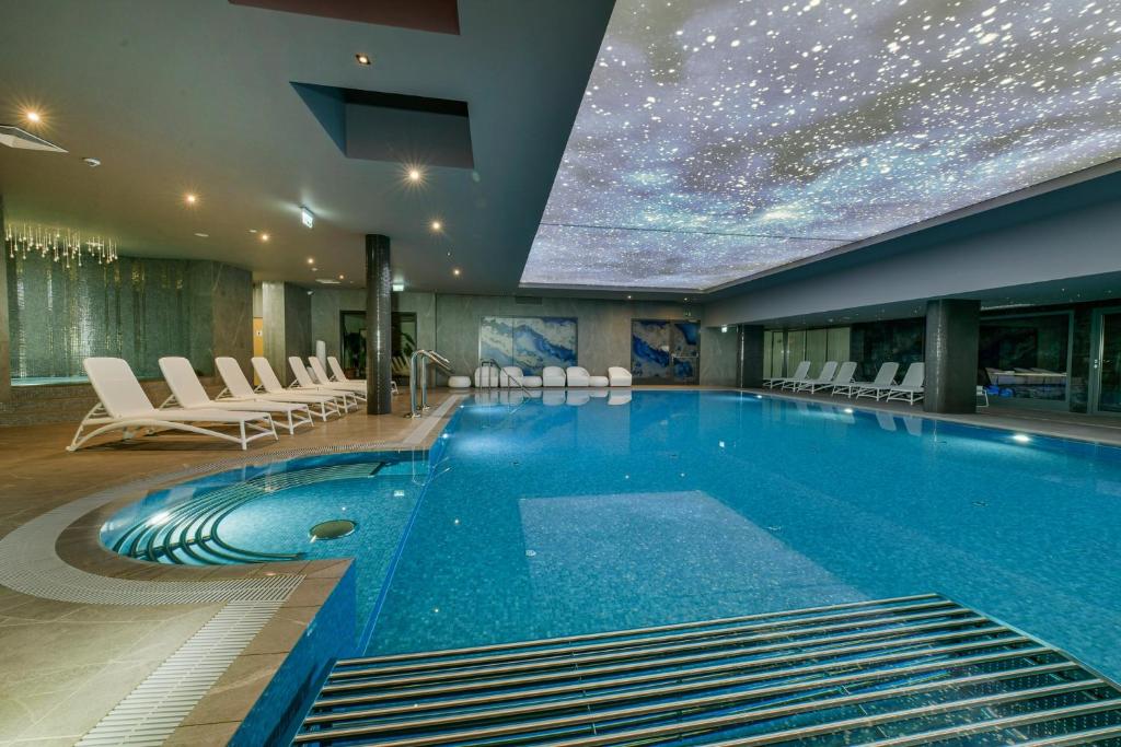 Bazén v ubytovaní FACTORY RESORT wellness & spa alebo v jeho blízkosti