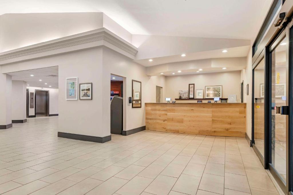 Country Inn & Suites by Radisson, Atlanta Galleria-Ballpark, GA photo