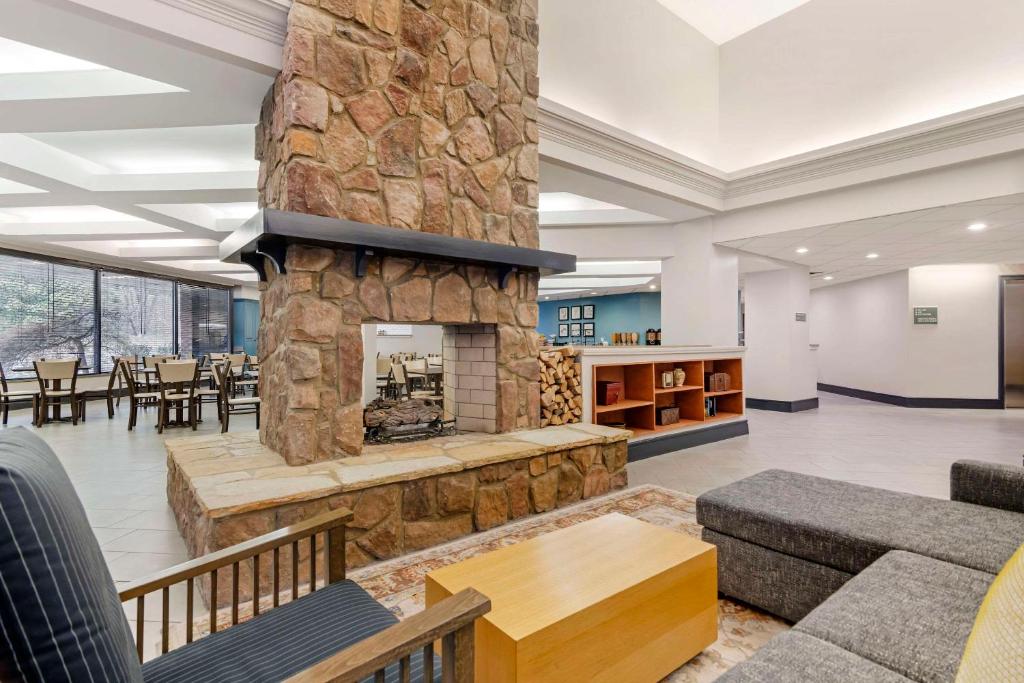 Country Inn & Suites by Radisson, Atlanta Galleria-Ballpark, GA photo