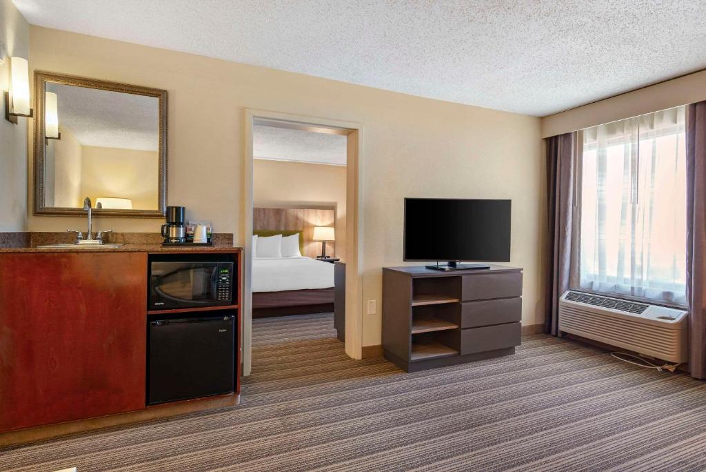 Country Inn & Suites by Radisson, Atlanta Galleria-Ballpark, GA photo