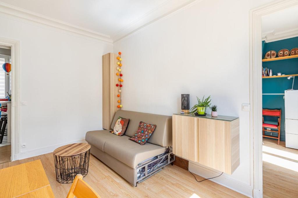 un salon avec un canapé et une table dans l'établissement GuestReady - Apto Moderno no 19º Arr., à Paris