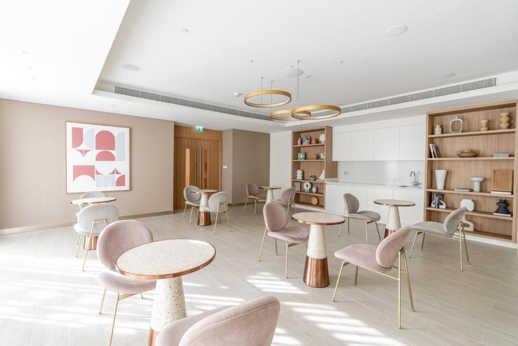 Posezení v ubytování GuestReady - Lush Apt overlooking The Palm