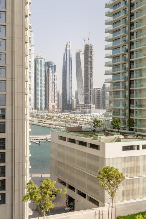 Nespecifikovaný výhled na destinaci Dubaj nebo výhled na město při pohledu z apartmánu