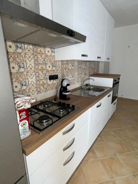 Kuchyň nebo kuchyňský kout v ubytování Is Janas