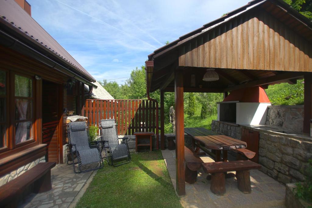 Un jardín fuera de Apartman Osoj Mrzla Vodica