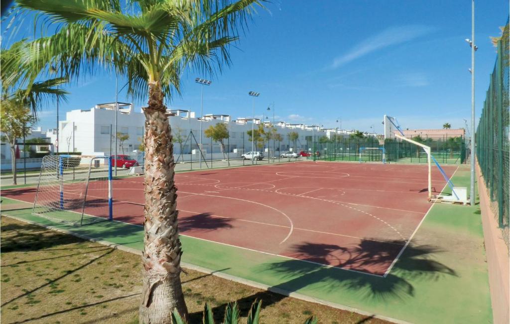 Tenis a/nebo squash v ubytování Amazing Apartment In Alhama De Murcia nebo okolí