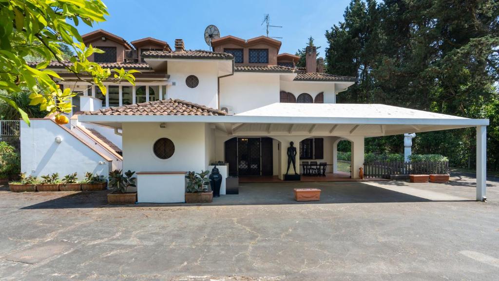 une grande maison blanche avec une grande allée dans l'établissement VILLA MANGANELLI 12, Emma Villas, à Camaiore