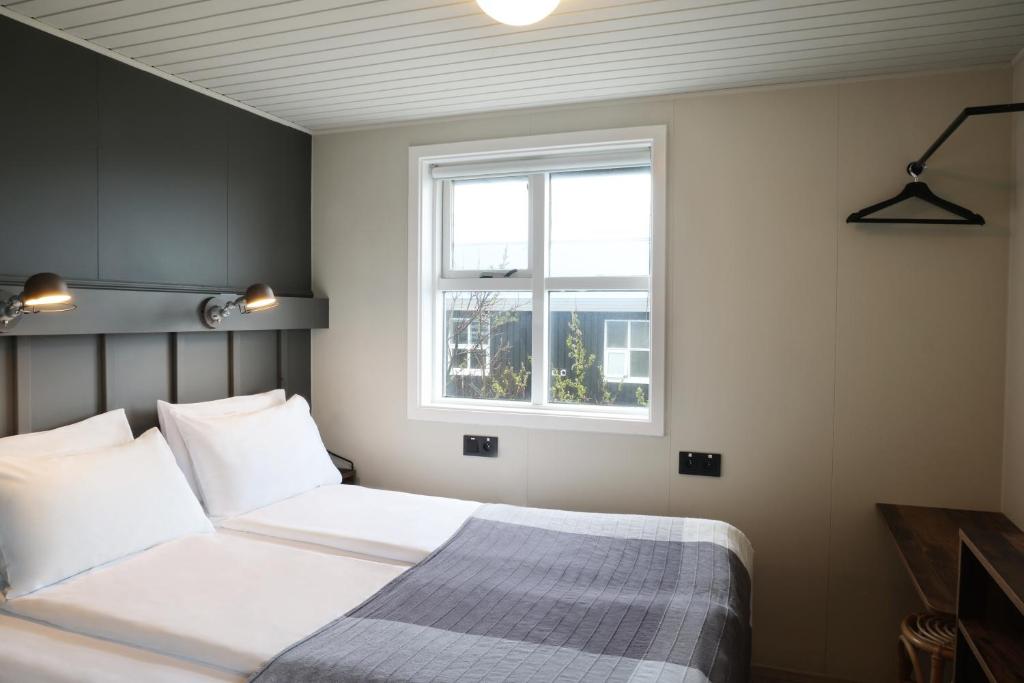 Uma cama ou camas num quarto em Fosshotel Hellnar