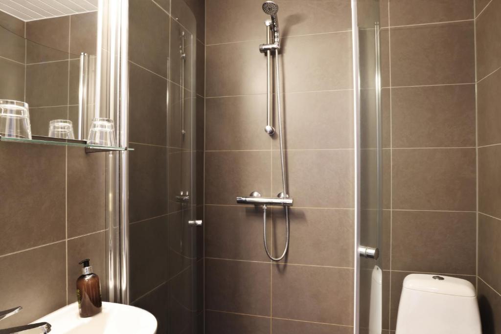 Uma casa de banho em Fosshotel Hellnar