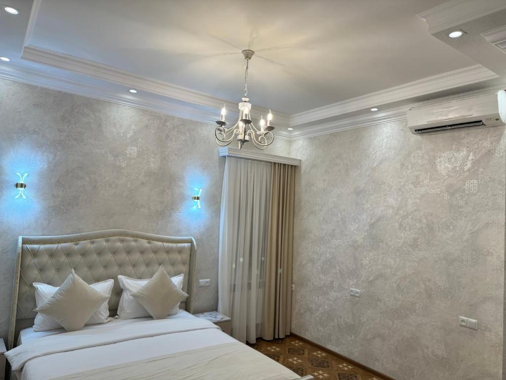 Postel nebo postele na pokoji v ubytování Royal Renaissance Hotel